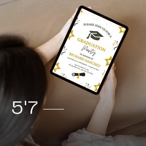 Puede incluir: Una invitaci&oacute;n digital a una fiesta de graduaci&oacute;n en la pantalla de una tableta. La invitaci&oacute;n es blanca con estrellas doradas y confeti. El texto dice "Por favor, &uacute;nase a nosotros para una fiesta de graduaci&oacute;n en honor a Richard Sanchez, Salford & Co. University - Clase de 2024, 25 de junio de 2024 a las 2 pm, 123 Anywhere St. Any City, ST 12345".