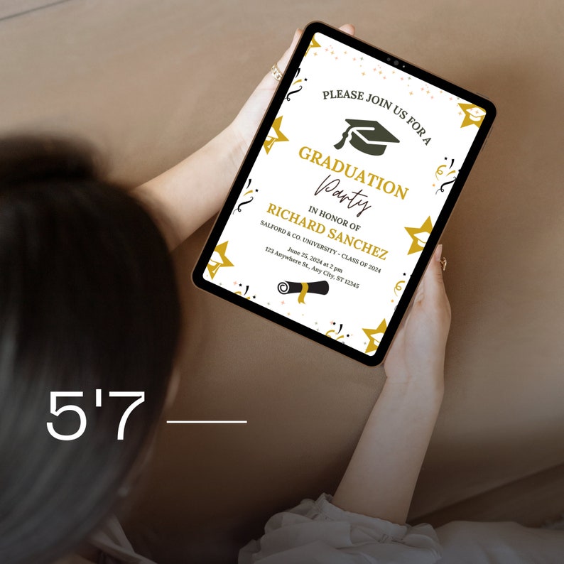 Puede incluir: Una invitaci&oacute;n digital a una fiesta de graduaci&oacute;n en la pantalla de una tableta. La invitaci&oacute;n es blanca con estrellas doradas y confeti. El texto dice "Por favor, &uacute;nase a nosotros para una fiesta de graduaci&oacute;n en honor a Richard Sanchez, Salford & Co. University - Clase de 2024, 25 de junio de 2024 a las 2 pm, 123 Anywhere St. Any City, ST 12345".