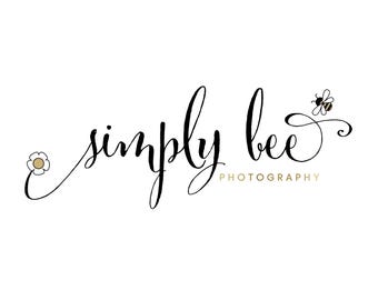 Può includere: Un logo con il testo in corsivo nero simply bee e la parola PHOTOGRAPHY in un carattere sans-serif dorato sottostante. Il design include un piccolo fiore bianco con un centro dorato a sinistra e una piccola ape nera e dorata a destra.