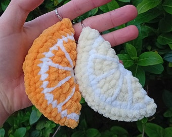 Gehäkelte Orangenscheibe als Schlüsselanhänger aus Polyester