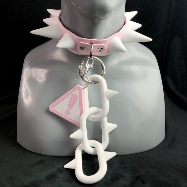 Collar/gargantilla con púas gruesas de color rosa empolvado y blanco con precaución