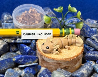 3D-geprinte beweegbare miniatuur dierenfiguur, een axolotl of watersalamander, om mee te friemelen. Inclusief draagtas.