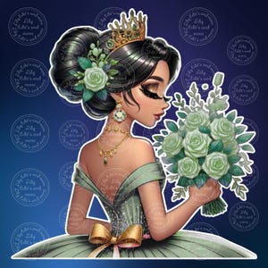 Op de afbeelding: Een digitale illustratie van een vrouw in een groene jurk, met een boeket groene rozen. Ze draagt een gouden kroon, oorbellen en een ketting. Haar donkere haar is opgestoken met bloemaccenten. De afbeelding heeft de tekst "Lily Edit's and more" rond de randen.