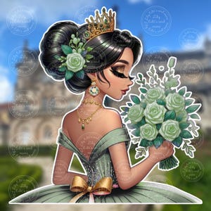 Op de afbeelding: Een sticker met een prinses in een groene jurk, met een boeket groene rozen. Ze draagt een gouden kroon, oorbellen en een ketting. Haar donkere haar is gestyled met een groene bloem. De achtergrond is een wazig gebouw en lucht.