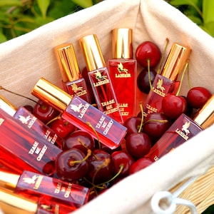 Sweet Perfume TEASE ME CHERRY is ripe cherry with almond, cedar and cinnamon. Delicate, enveloping, spicy and intoxicating like a kiss