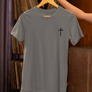 Koszulka z krzyżem chrześcijańskim Comfort Colors – skromny T-shirt w stylu boho Grey