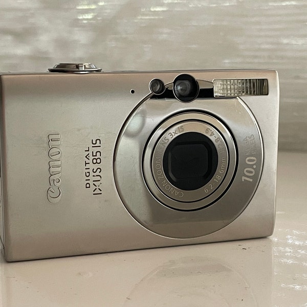 Retro-Digitalkamera – Canon IXUS 85 IS, funktionsfähig mit Karte