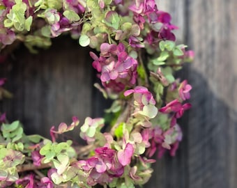 Deurkrans van geconserveerde hortensia's, natuurlijke muurkrans in zachtgroen en paars, handgemaakte boho-decoratie