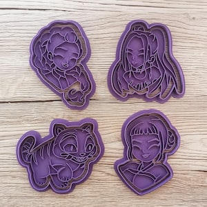 Könnte beinhalten: Ein Set aus vier violetten Ausstechformen mit stilisierten Umrissen von drei verschiedenen menschlichen Figuren mit unterschiedlichen Frisuren und einer kleinen katzenartigen Kreatur mit sichtbaren Zähnen, alles in flachem Kunststoff.