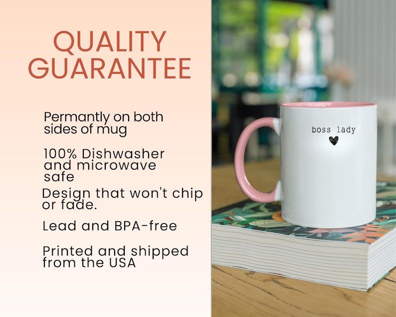 Pu&ograve; includere: Tazza in ceramica bianca con interno e manico rosa. La tazza presenta il testo "boss lady" con un piccolo cuore nero. L'immagine include anche il testo "QUALITY GUARANTEE" e altri dettagli del prodotto.