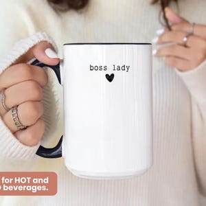 Pu&ograve; includere: Tazza in ceramica bianca con manico e bordo neri. La tazza presenta la scritta "boss lady" sopra un piccolo cuore nero. La tazza &egrave; progettata per bevande calde e fredde.