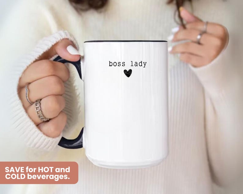 Pu&ograve; includere: Tazza in ceramica bianca con manico e bordo neri. La tazza presenta la scritta "boss lady" sopra un piccolo cuore nero. La tazza &egrave; progettata per bevande calde e fredde.