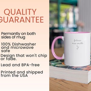 Pu&ograve; includere: Una tazza in ceramica bianca con bordo e manico rosa. La tazza presenta il testo "future mrs smith" in scrittura nera con due piccoli cuori sotto il testo. La tazza &egrave; appoggiata su una pila di libri con un design floreale.