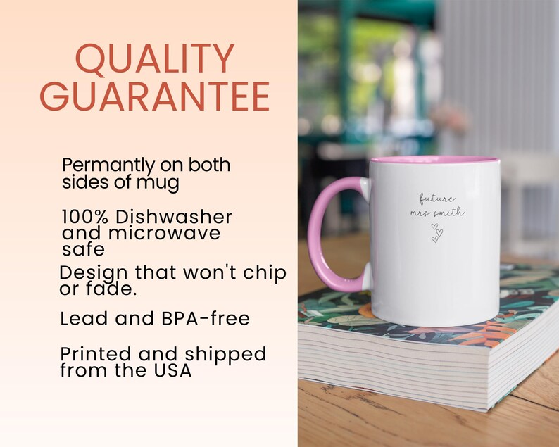 Pu&ograve; includere: Una tazza in ceramica bianca con bordo e manico rosa. La tazza presenta il testo "future mrs smith" in scrittura nera con due piccoli cuori sotto il testo. La tazza &egrave; appoggiata su una pila di libri con un design floreale.