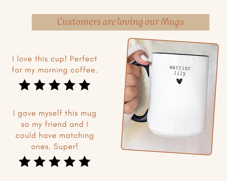 Pu&ograve; includere: Una tazza di ceramica bianca con interno e manico neri. La tazza presenta le parole "warrior lily" e un piccolo cuore nero. L'immagine include anche il testo "Customers are loving our Mugs".