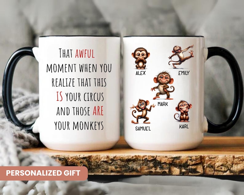 Op de afbeelding: Witte keramische mok met een zwart handvat en rand, met de tekst "THAT AWFUL MOMENT WHEN YOU REALIZE THAT THIS IS YOUR CIRCUS AND THOSE ARE YOUR MONKEYS." De mok toont ook cartoonapen met namen. Een "PERSONALIZED GIFT" label is zichtbaar.