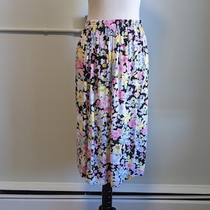 Vintage 90s Boho Cottagecore Floral Midi Skirt – 1990s Fairycore Rayon High Waisted Elastic Waist Small Black Pastel Flower Skirt