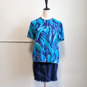 90s silk top Vintage 90s boho indie blue silk medium short sleeve shirt Vtg 1990s minimalist abstract med pullover blouse E23255