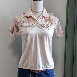 Vintage 1970s Beige Cropped Blouse – Small | Retro Minimalist Mod Short Sleeve Pullover Top