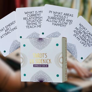 Tarot Spread Deck : Tarot's Lil Sidekick 82 cartes dorées Clarté et impact pour l'oracle et le tarot, (pochette incluse) Messages de méditation