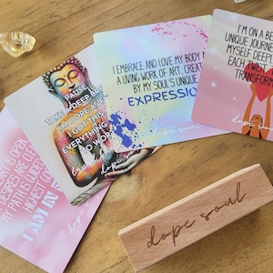 Carte di Affermazione per Donne - Mazzo di Manifestazione da 54 Carte, Regalo per l'Amore per Se Stessi e la Mentalità per la Crescita Spirituale, Mazzo di Motivazione Quotidiana in Stile Oracolo