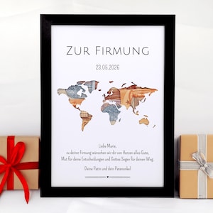 Könnte beinhalten: Schwarz gerahmter Druck mit Weltkarten-Design. Der Text "ZUR FIRMUNG 23.05.2026" steht oben, darunter eine Nachricht. Zwei Geschenkboxen mit Schleifen befinden sich auf beiden Seiten. Größe: 30 cm x 40 cm.
