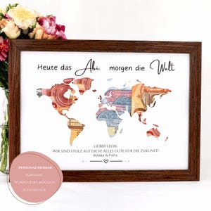 Pu&ograve; includere: Una stampa incorniciata con una mappa del mondo i cui continenti sono riempiti con motivi di banconote in euro. Il testo recita: Heute das Abi, morgen die Welt, e include un messaggio personalizzato per Leon da Mama & Papa con un'icona a cuore.