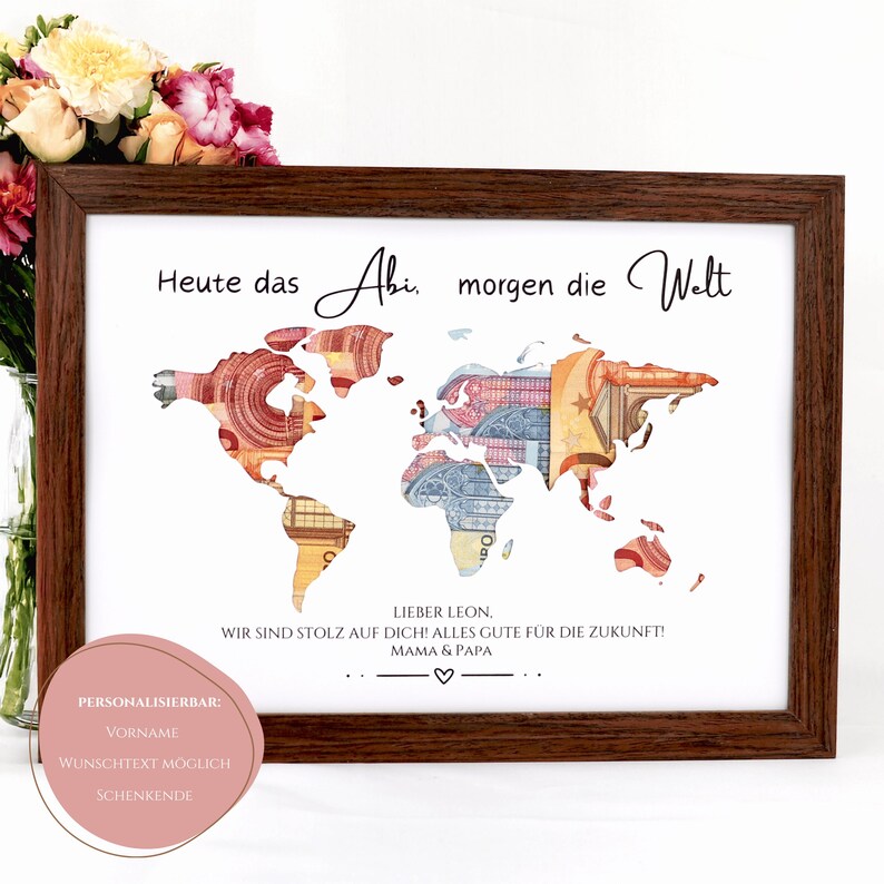 Pu&ograve; includere: Una stampa incorniciata con una mappa del mondo i cui continenti sono riempiti con motivi di banconote in euro. Il testo recita: Heute das Abi, morgen die Welt, e include un messaggio personalizzato per Leon da Mama & Papa con un'icona a cuore.