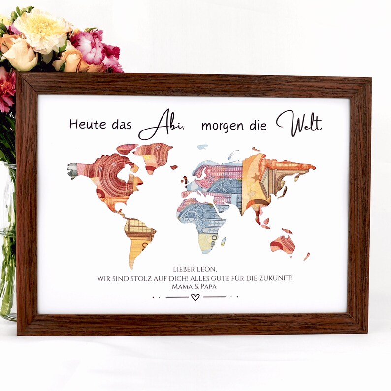Pu&ograve; includere: Una stampa incorniciata che presenta una sagoma di mappa del mondo riempita con motivi di banconote in Euro. Il testo recita: Heute das Abi, morgen die Welt. Sotto la mappa, c'&egrave; scritto: LIEBER LEON, WIR SIND STOLZ AUF DICH! ALLES GUTE F&Uuml;R DIE ZUKUNFT! MAMA & PAPA.