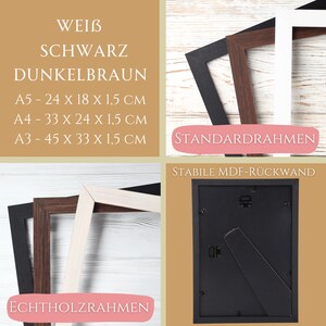 Pu&ograve; includere: Una collezione di cornici per foto in nero, marrone scuro e bianco. L'immagine mostra cornici standard e in vero legno nei formati A5, A4 e A3, che misurano 24x18x1,5 cm, 33x24x1,5 cm e 45x33x1,5 cm. &Egrave; mostrata una cornice nera con retro in MDF.