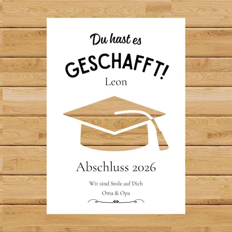 May include: A white graduation announcement with the text "Du hast es GESCHAFFT!" and "Abschluss 2026". It features a wooden graduation cap illustration and the names "Leon", "Oma & Opa".