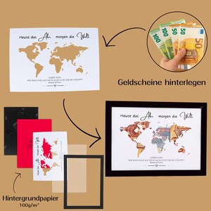 Pu&ograve; includere: Una stampa bianca con una mappa del mondo dorata e il testo in tedesco "Heute das Abi, morgen die Welt" con un messaggio personalizzato. Il set include una cornice nera, carta di sfondo rossa e beige e una dimostrazione di banconote in euro.