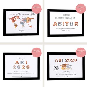 Pu&ograve; includere: Quattro stampe incorniciate a tema diploma con testo in tedesco. I design includono una mappa del mondo fatta di banconote, la parola ABITUR, il testo ABI 2026 e un grafico con tocco da laureato. Ogni stampa &egrave; in una cornice nera.