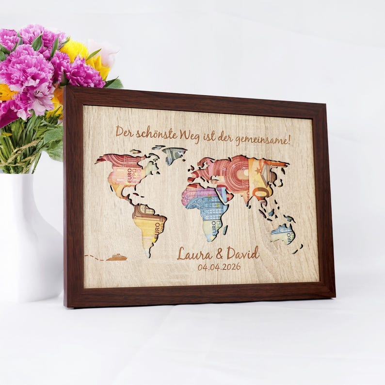 Personalisiertes Geldgeschenk zur Hochzeit Weltkarte | DIN A5, A4 oder A3 im Echtholzrahmen | Hochzeitsgeschenk für Reisende. Standard Dunkelbraun