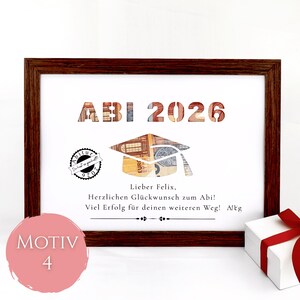 Pu&ograve; includere: Una cornice in legno scuro contenente una stampa bianca con il testo ABI 2026, un grafico di un tocco di laurea riempito con motivi di banconote in euro e un timbro circolare. Il testo recita: Lieber Felix, Herzlichen Gl&uuml;ckwunsch zum Abi!