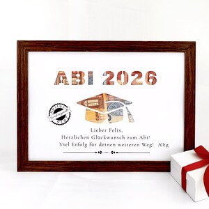 Pu&ograve; includere: Una stampa incorniciata con il testo ABI 2026 e un grafico di un tocco di laurea riempito con motivi di banconote in euro. Un timbro circolare recita Abitur 2026. Sotto, il testo recita: Lieber Felix, Herzlichen Gl&uuml;ckwunsch zum Abi!