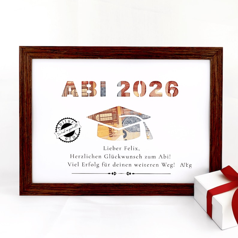 Pu&ograve; includere: Una stampa incorniciata con il testo ABI 2026 e un grafico di un tocco di laurea riempito con motivi di banconote in euro. Un timbro circolare recita Abitur 2026. Sotto, il testo recita: Lieber Felix, Herzlichen Gl&uuml;ckwunsch zum Abi!