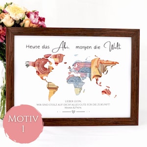 Pu&ograve; includere: Una cornice rettangolare in legno scuro contenente una stampa bianca di una mappa del mondo riempita con motivi di banconote in euro. Il testo recita: Heute das Abi, morgen die Welt. Sotto la mappa, c'&egrave; scritto: LIEBER LEON, WIR SIND STOLZ AUF DICH! ALLES GUTE F&Uuml;R DIE ZUKUNFT! MAMA & PAPA.