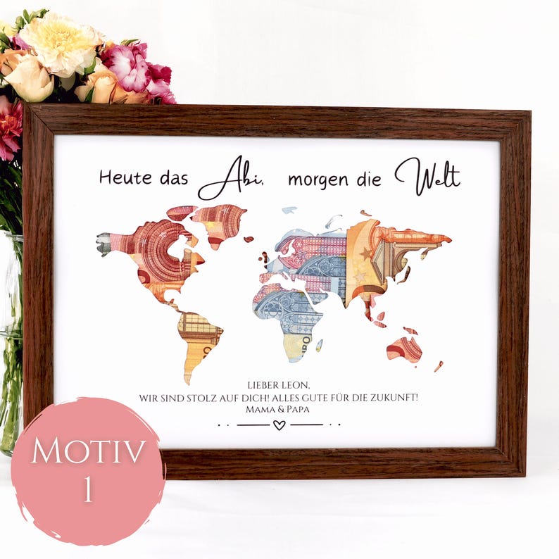 Pu&ograve; includere: Una cornice rettangolare in legno scuro contenente una stampa bianca di una mappa del mondo riempita con motivi di banconote in euro. Il testo recita: Heute das Abi, morgen die Welt. Sotto la mappa, c'&egrave; scritto: LIEBER LEON, WIR SIND STOLZ AUF DICH! ALLES GUTE F&Uuml;R DIE ZUKUNFT! MAMA & PAPA.