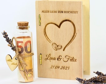 Op de afbeelding: Een heldere glazen fles met een kurk bevat een 50 euro biljet, vastgebonden met touw en een lavendeltakje. Een houten boek met een hartontwerp en Duitse tekst staat ernaast.
