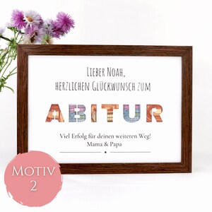 Pu&ograve; includere: Una cornice rettangolare in legno scuro contenente una stampa bianca con il testo "Lieber Noah, Herzlichen Gl&uuml;ckwunsch zum ABITUR, Viel Erfolg f&uuml;r deinen weiteren Weg! Mama & Papa". La parola ABITUR &egrave; stilizzata con un riempimento a motivi.