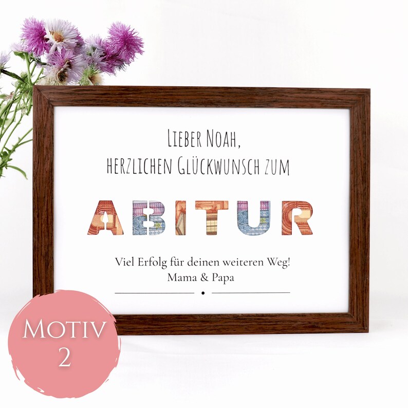 Pu&ograve; includere: Una cornice rettangolare in legno scuro contenente una stampa bianca con il testo "Lieber Noah, Herzlichen Gl&uuml;ckwunsch zum ABITUR, Viel Erfolg f&uuml;r deinen weiteren Weg! Mama & Papa". La parola ABITUR &egrave; stilizzata con un riempimento a motivi.