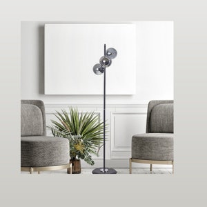 Élégant lampadaire globe en verre fumé triple, métal noir avec touches de chrome, luminaire sur pied contemporain design de luxe multi-lumières image 1