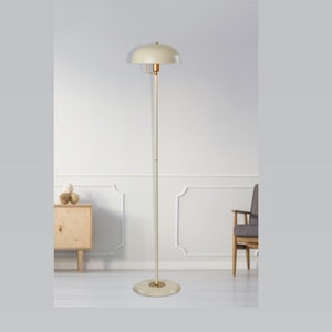 Lampadaire élégant crème doré, lampadaire élégant avec touches de laiton, salon moderne Mid-Century, éclairage de sol design luxueux image 1