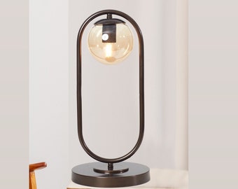 Lampe de table industrielle de style vintage avec verre sphérique ambré, base en métal vieilli pour éclairage de bureau classique