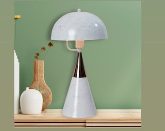 Luxe witte metalen tafellamp met koperen accenten, eigentijdse bureaulamp met marmereffect, chique kegelvormige basis in paddestoelstijl