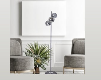 Elegante lampada da terra in vetro triplo globo fumé, metallo nero con accenti cromati, lampada da terra dal design contemporaneo multi-luce di lusso