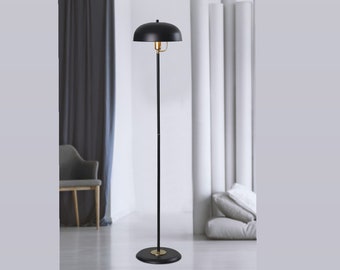 Elegante zwarte vloerlamp met gouden details, strakke metalen staande lamp, luxe moderne woonkamer hoekverlichting Midcentury design