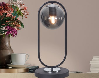 Lampada da tavolo moderna in metallo nero con globo fumé - Accenti cromati - Lampada da scrivania elegante e minimalista industriale - Decorazione per la casa contemporanea