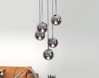 Strakke verchroomde kroonluchter met bollen van gerookt glas, moderne, minimalistische hanglamp met meerdere bollen en zwarte details